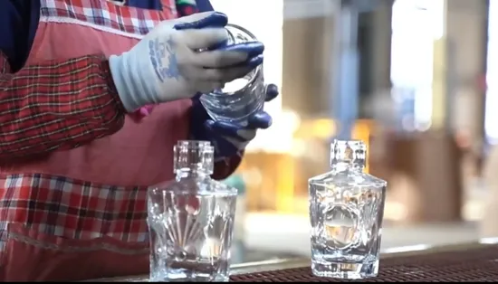 空の100ml、250ml、375ml、500ml、750mlのボトル（工場製の丸型スクリューキャップ付き）。 コルク蓋が付いた厚い丸いレギュラーホワイトウォッカシェリーウイスキーガラスボトルで作られています。