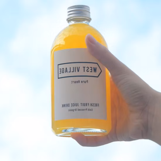 グラスでミルクティーを飲むための空のボトル