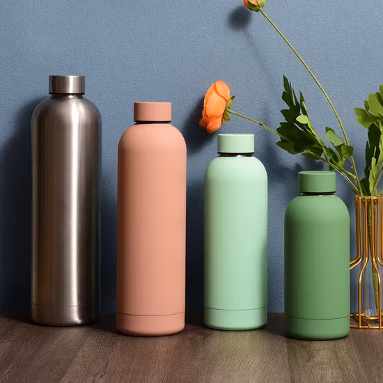 BPA フリーのファンシー卸売カラフルな OEM 金属ウォーターボトルパーソナライズされたポータブル熱真空ジム魔法瓶ホットスポーツステンレス鋼断熱ウォーターボトル