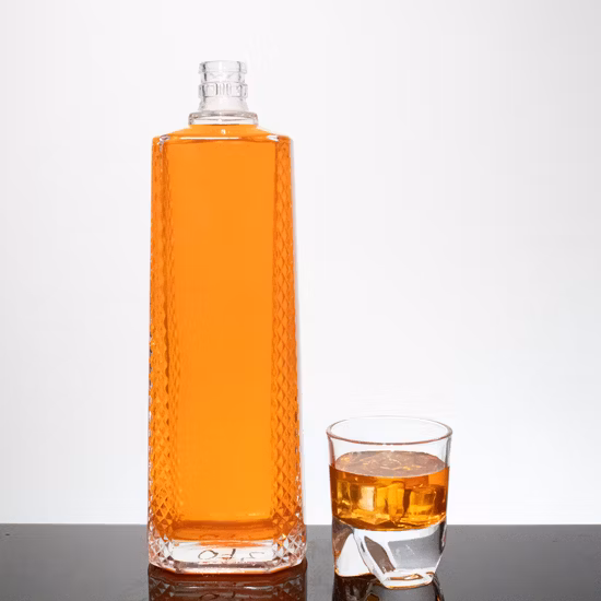カスタマイズされた高フラット正方形ラウンドフリントクリスタルガラス飲料ボトル 50cl 70cl 75cl 1L 1.75L アルコール酒用